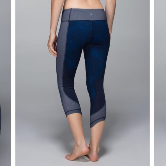EUC LULULEMON Wunder Under Crop Pant Size 8 Sashico Inkwell Blue - Picture 1 of 7